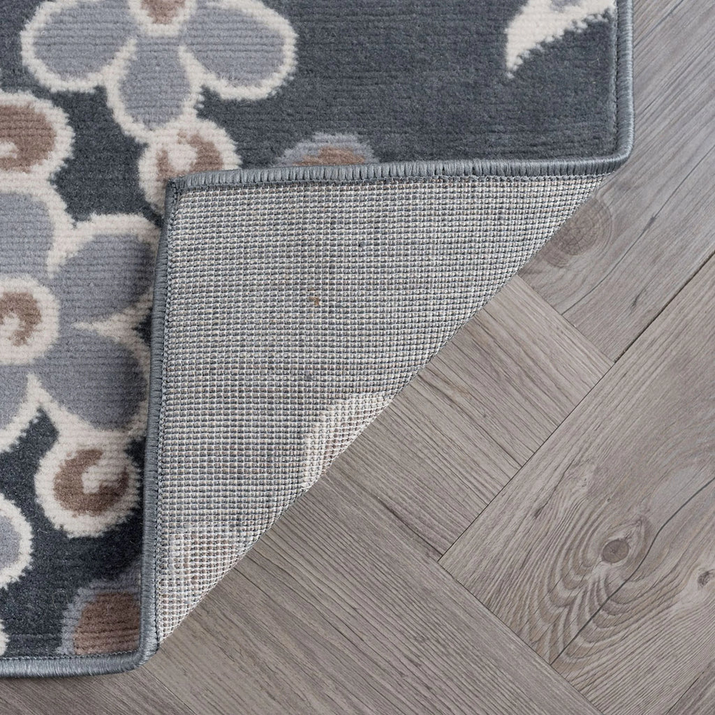 5' x 7' Gray and Cream Polypropylene Indoor Area Rug B4443