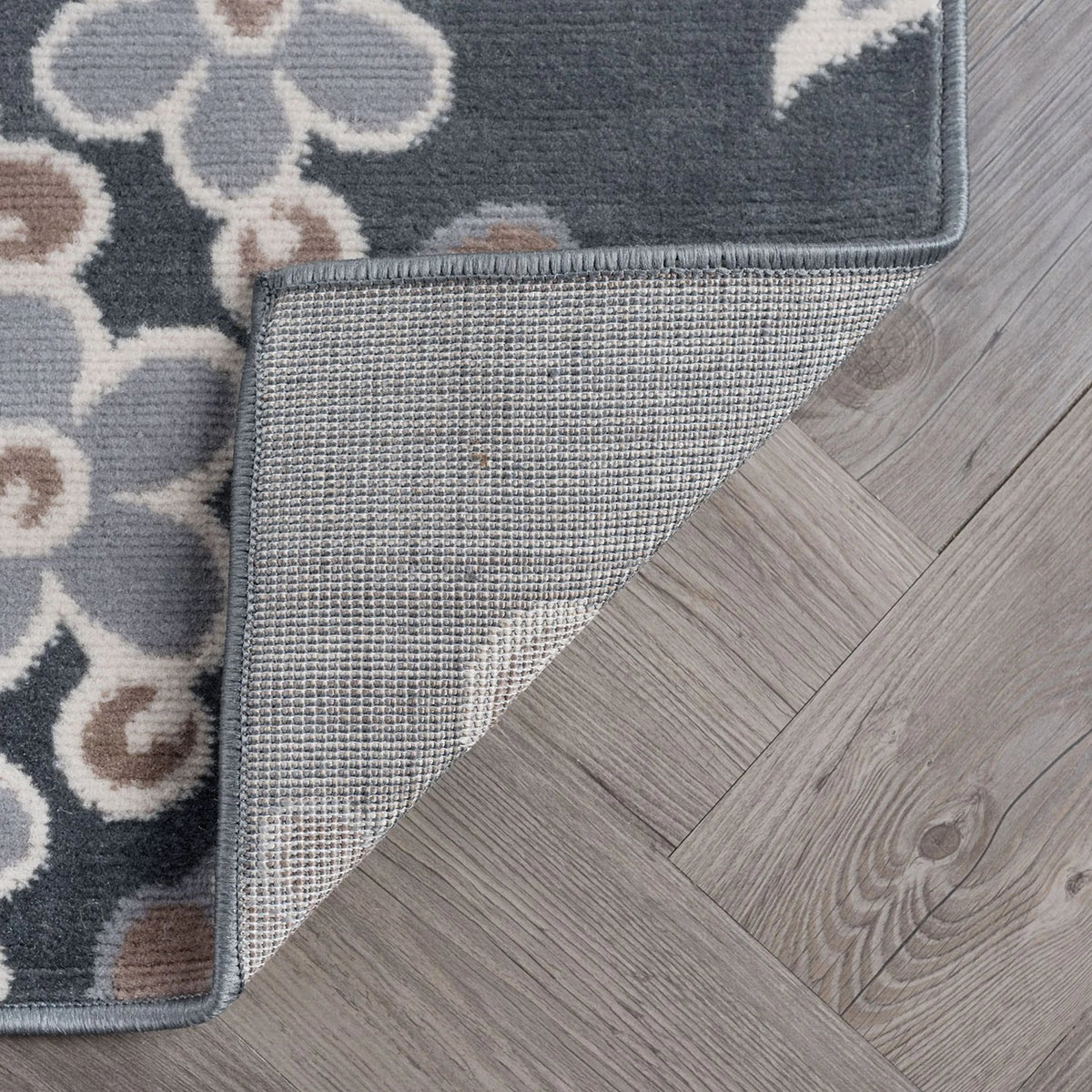 5' x 7' Gray and Cream Polypropylene Indoor Area Rug B4443