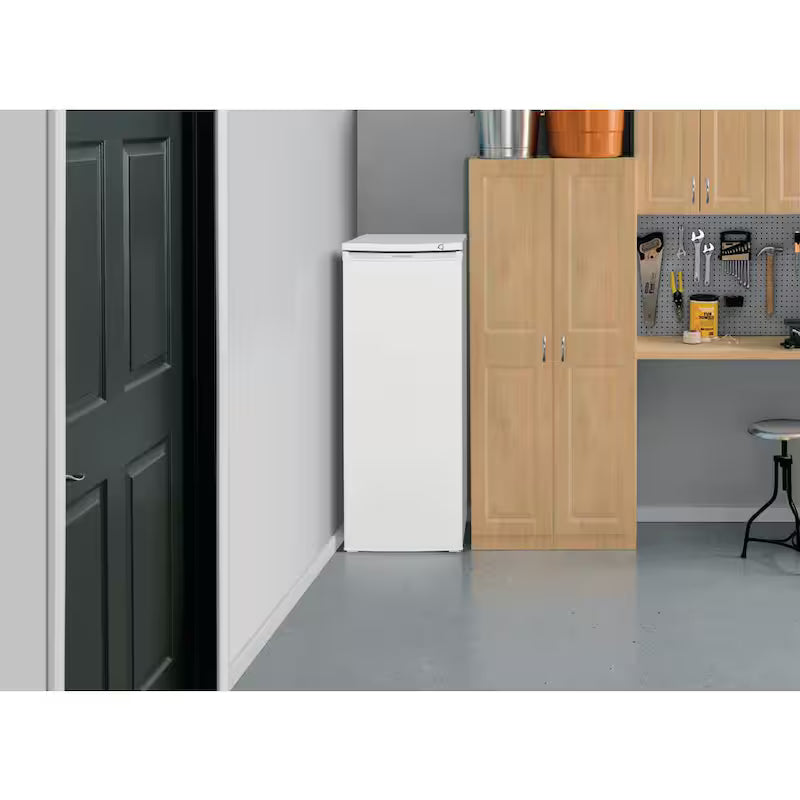 6 cu. Ft. Upright Freezer V677