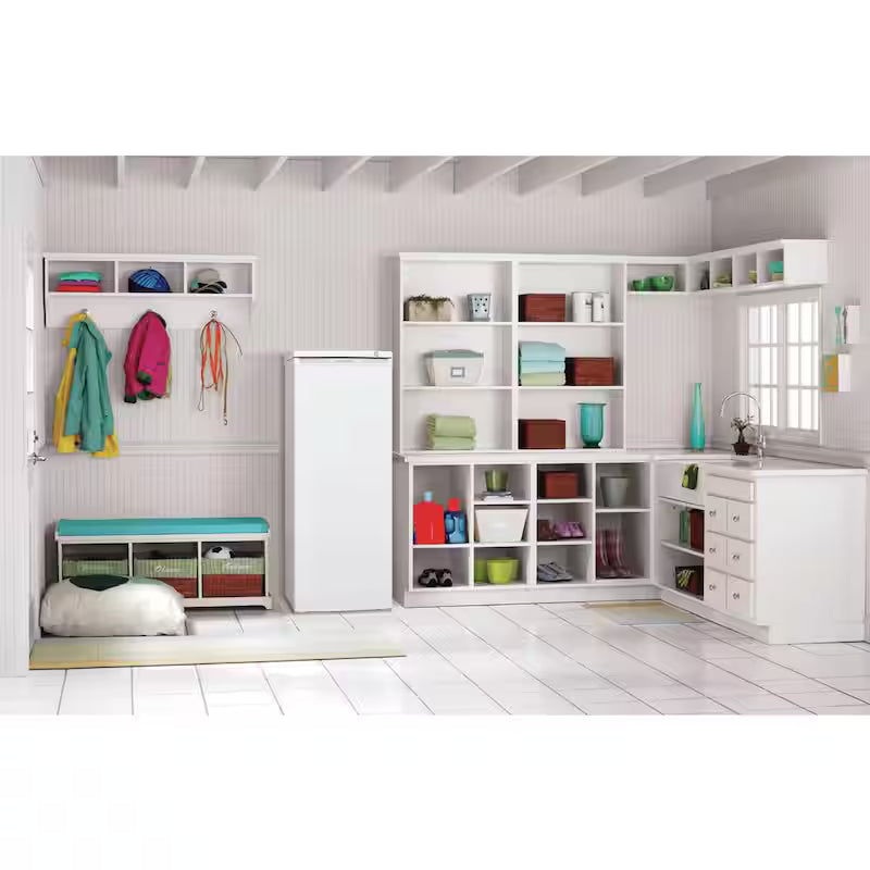 6 cu. Ft. Upright Freezer V677